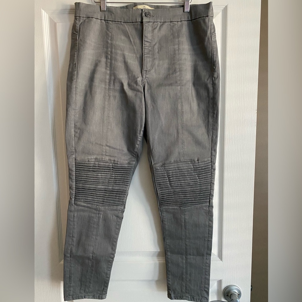Gap 1969 True Skinny Ladies Grey Jeans with Pleated Knee